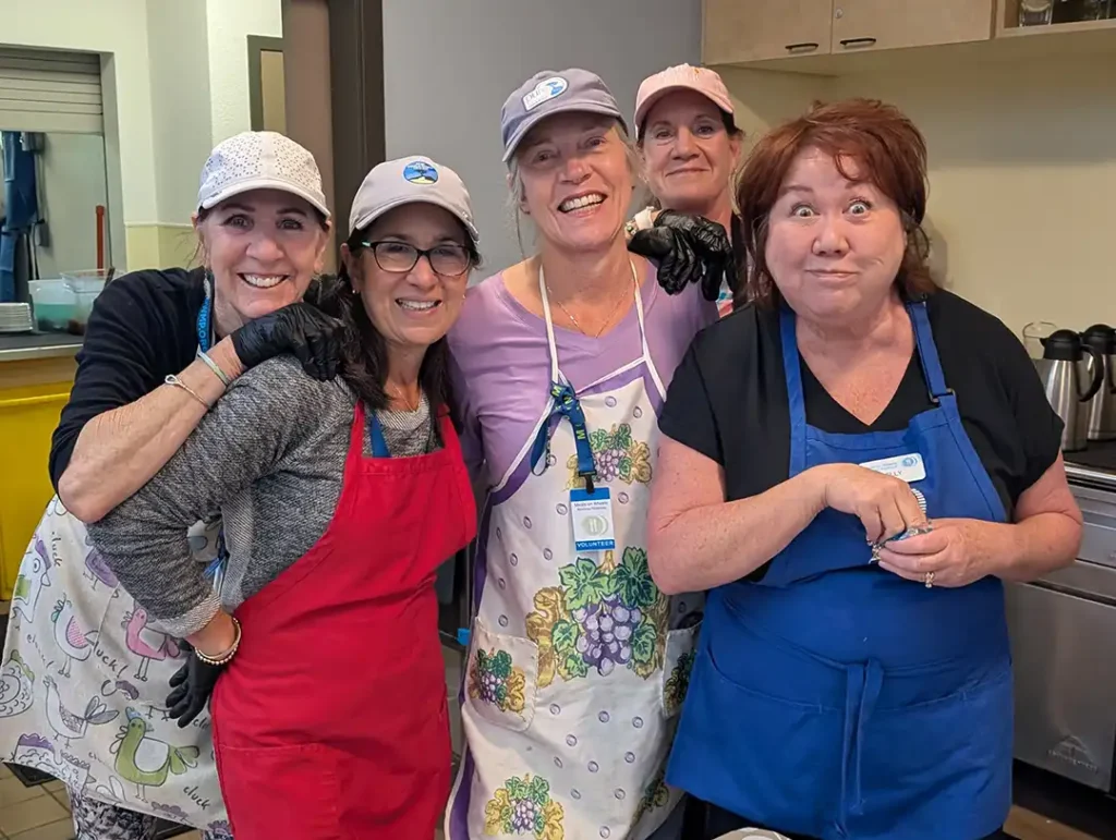 volunteers_groupdining2