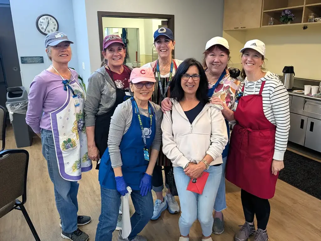 volunteers_groupdining3