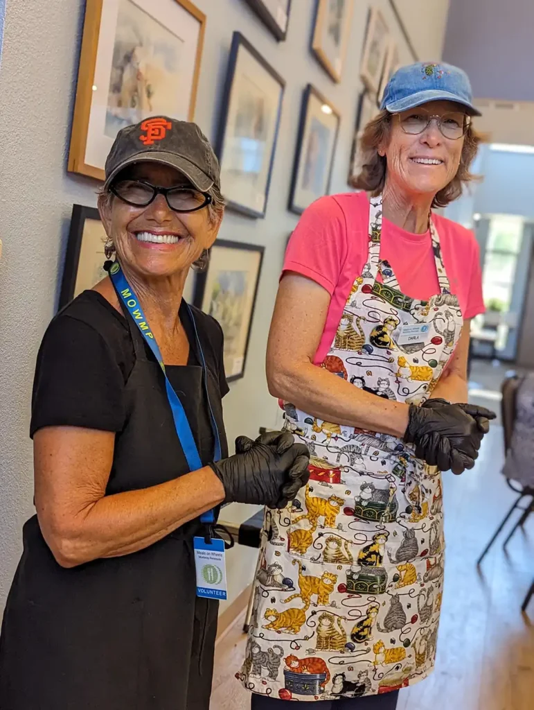 volunteers_groupdining4